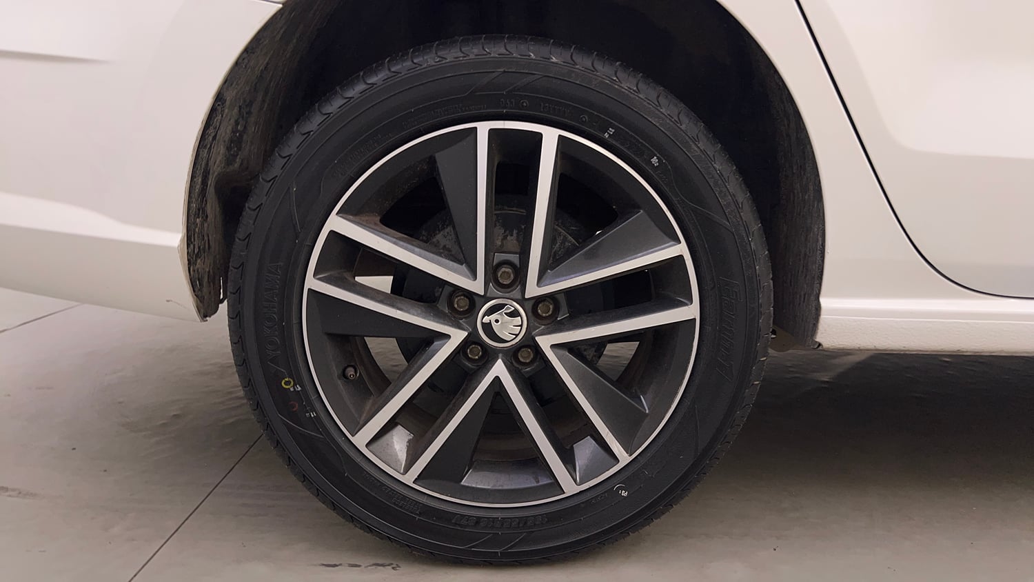 Used 2018 Skoda Rapid Style 1.6 MPI AT Petrol Automatic tyres RIGHT REAR TYRE RIM VIEW