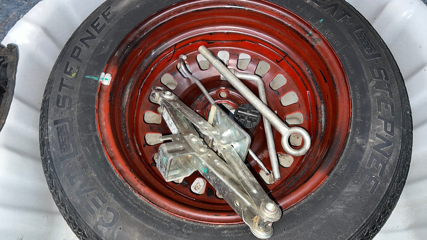 Used 2021 Nissan Magnite XE Petrol Manual tyres SPARE TYRE VIEW
