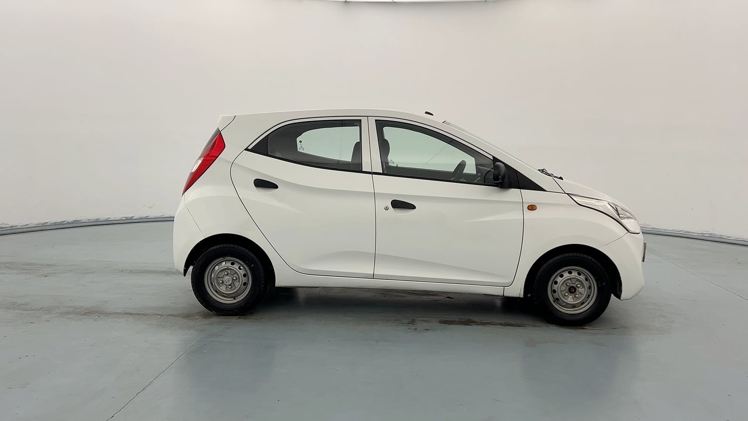 Used 2018 Hyundai Eon Era + AirBag Petrol Manual exterior RIGHT SIDE VIEW