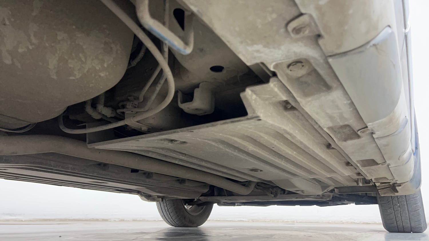 Used 2017 Maruti Suzuki Vitara Brezza VDi (O) Diesel Manual extra REAR RIGHT UNDERBODY VIEW
