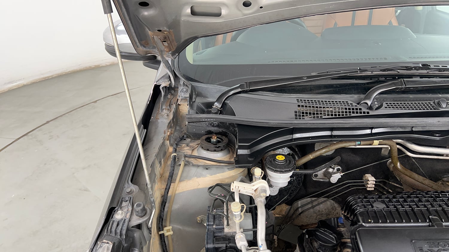 Used 2019 Honda Amaze 1.2 S MT Petrol Petrol Manual engine ENGINE RIGHT SIDE HINGE & APRON VIEW