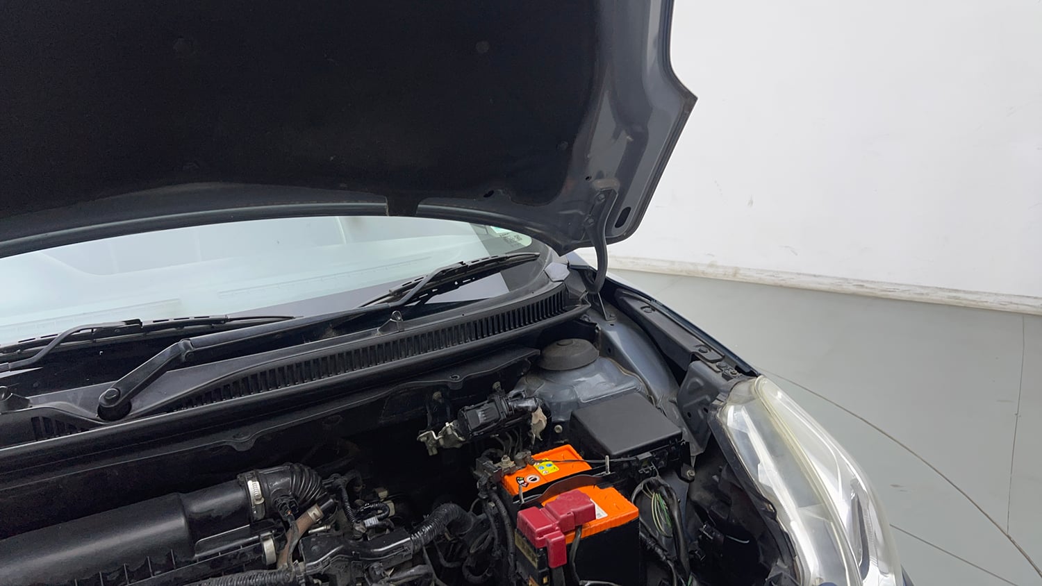 Used 2018 Maruti Suzuki Baleno Delta 1.2 Petrol Manual engine ENGINE LEFT SIDE HINGE & APRON VIEW