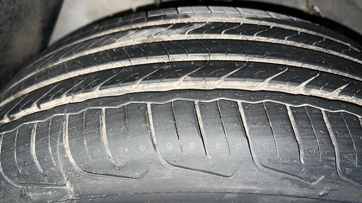 Used 2024 Tata Nexon Smart (O) 1.2 Petrol 5MT Petrol Manual tyres RIGHT REAR TYRE TREAD VIEW