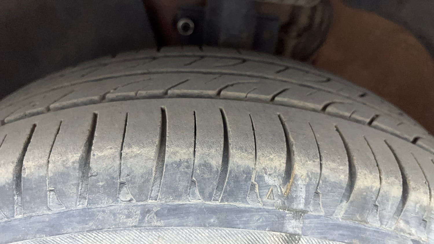 Used 2016 Volkswagen Polo Comfortline 1.2L (P) Petrol Manual tyres LEFT FRONT TYRE TREAD VIEW