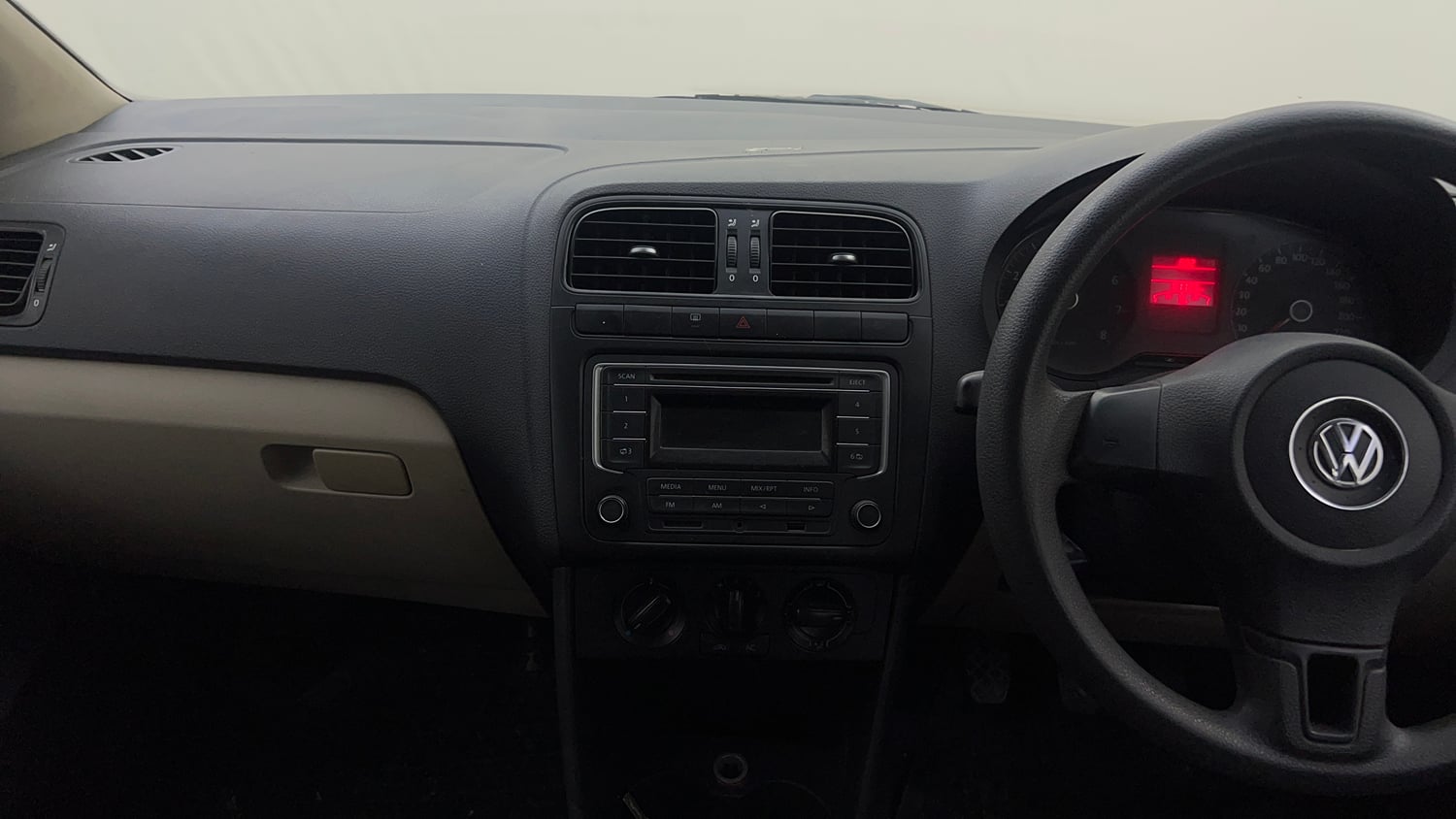 Used 2013 Volkswagen Polo Comfortline 1.2L (P) Petrol Manual interior MUSIC SYSTEM & AC CONTROL VIEW