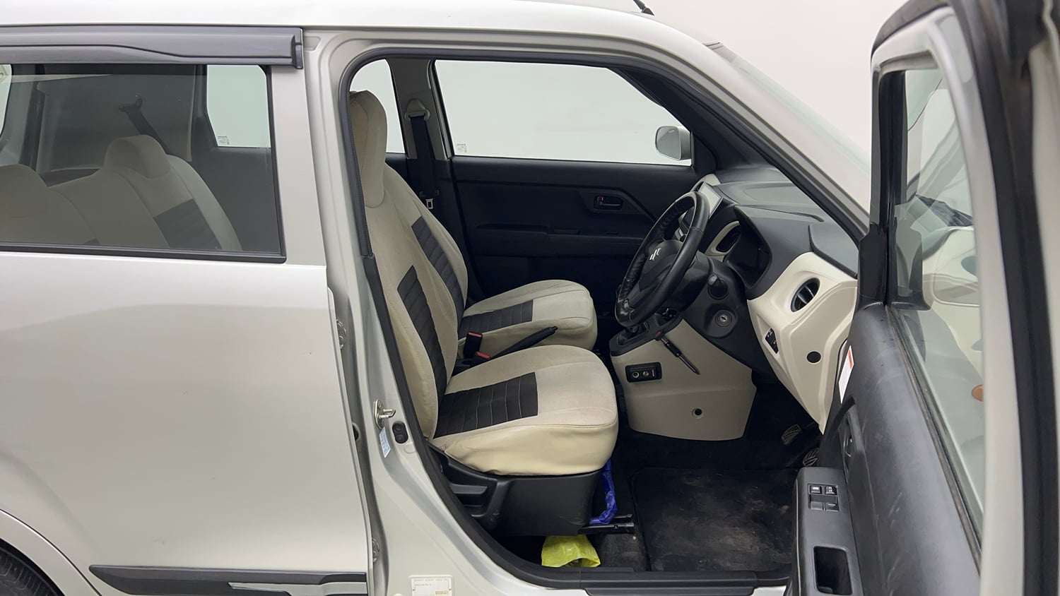 Used 2022 Maruti Suzuki Wagon R LXI 1.0 CNG Cng Manual interior RIGHT SIDE FRONT DOOR CABIN VIEW