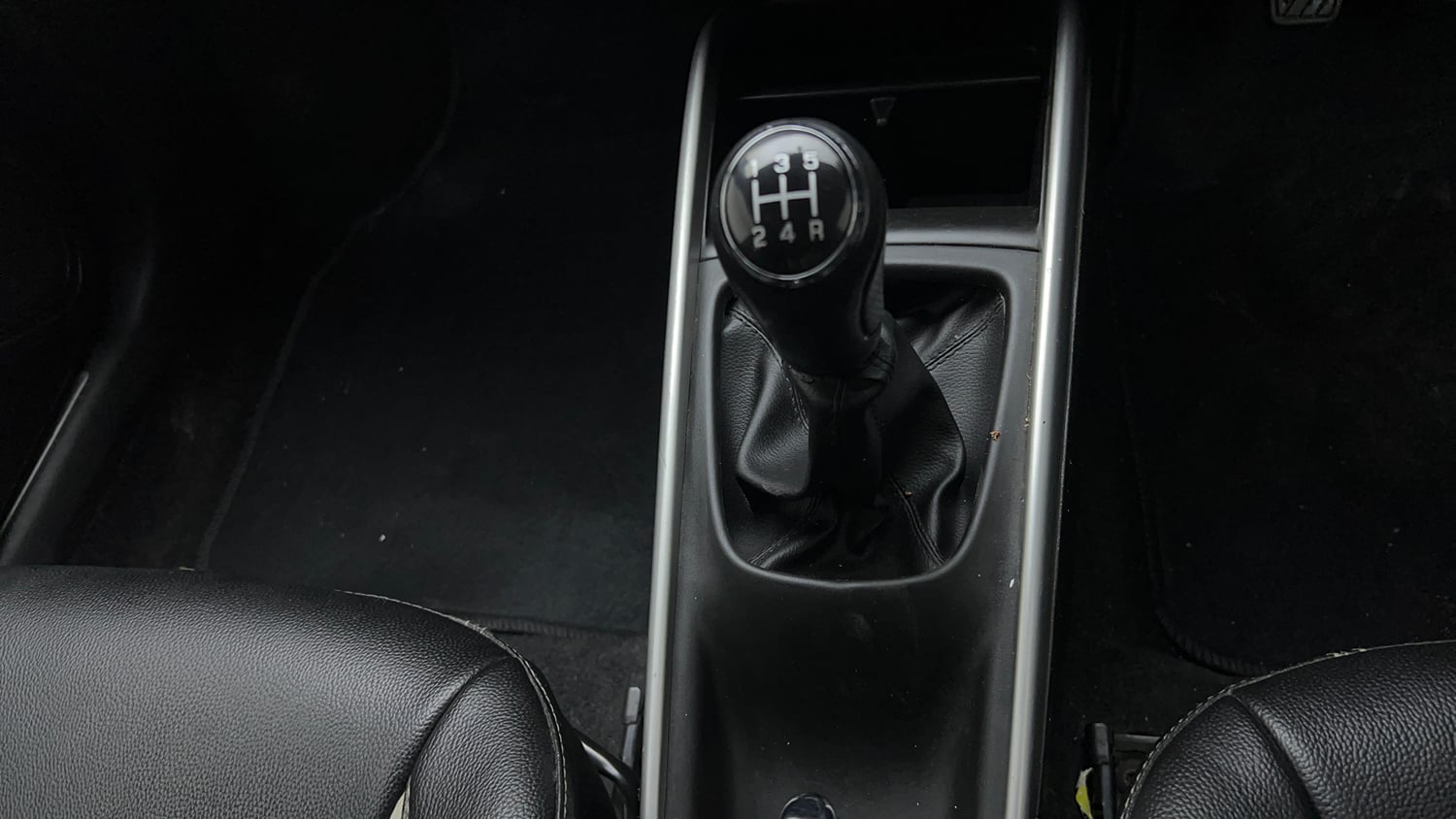 Used 2018 Maruti Suzuki Baleno Delta 1.2 Petrol Manual interior GEAR  KNOB VIEW