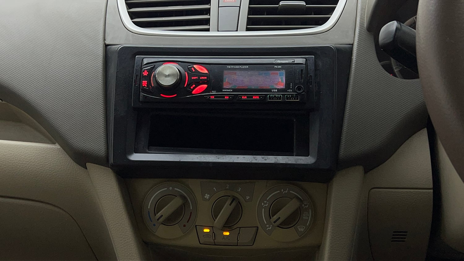 Used 2013 Maruti Suzuki Ertiga Vxi Petrol Manual top_features Integrated (in-dash) music system