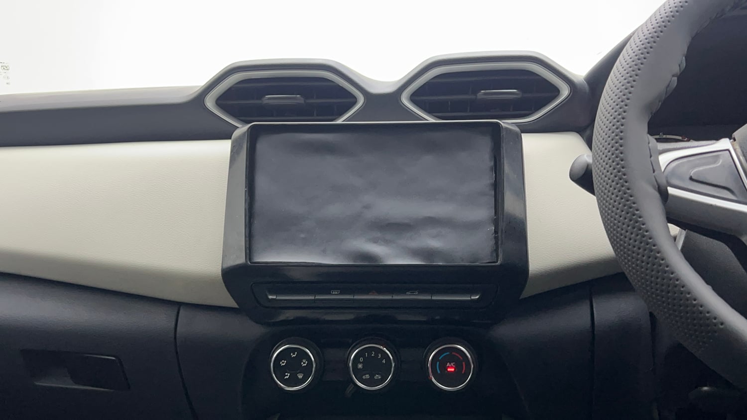 Used 2021 Nissan Magnite XE Petrol Manual interior MUSIC SYSTEM & AC CONTROL VIEW
