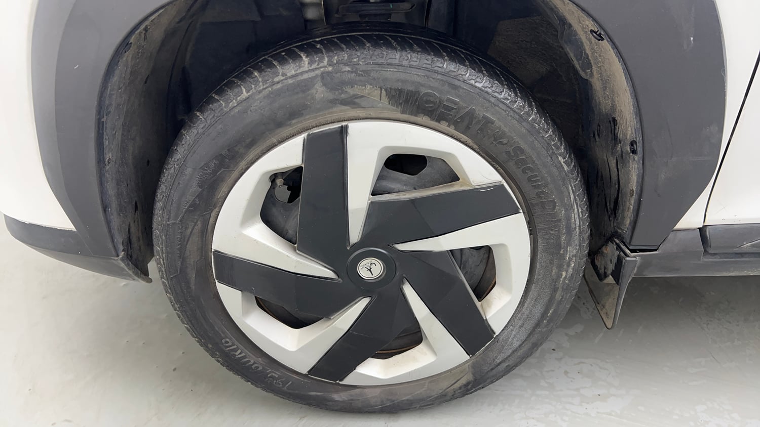 Used 2021 Nissan Magnite XL Petrol Manual tyres LEFT FRONT TYRE RIM VIEW
