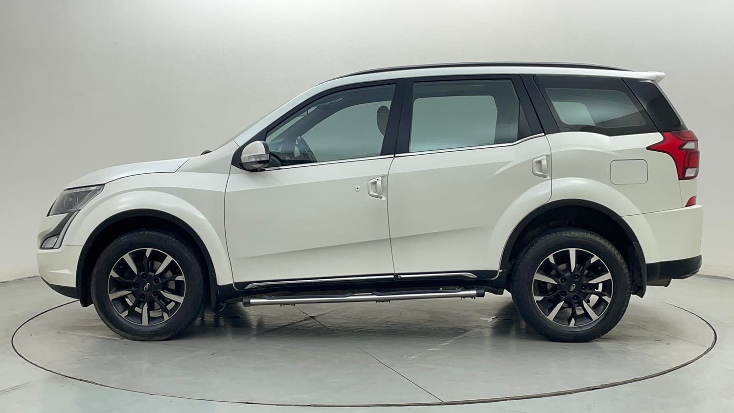 Used 2019 Mahindra XUV500 W11 Diesel Manual exterior LEFT SIDE VIEW