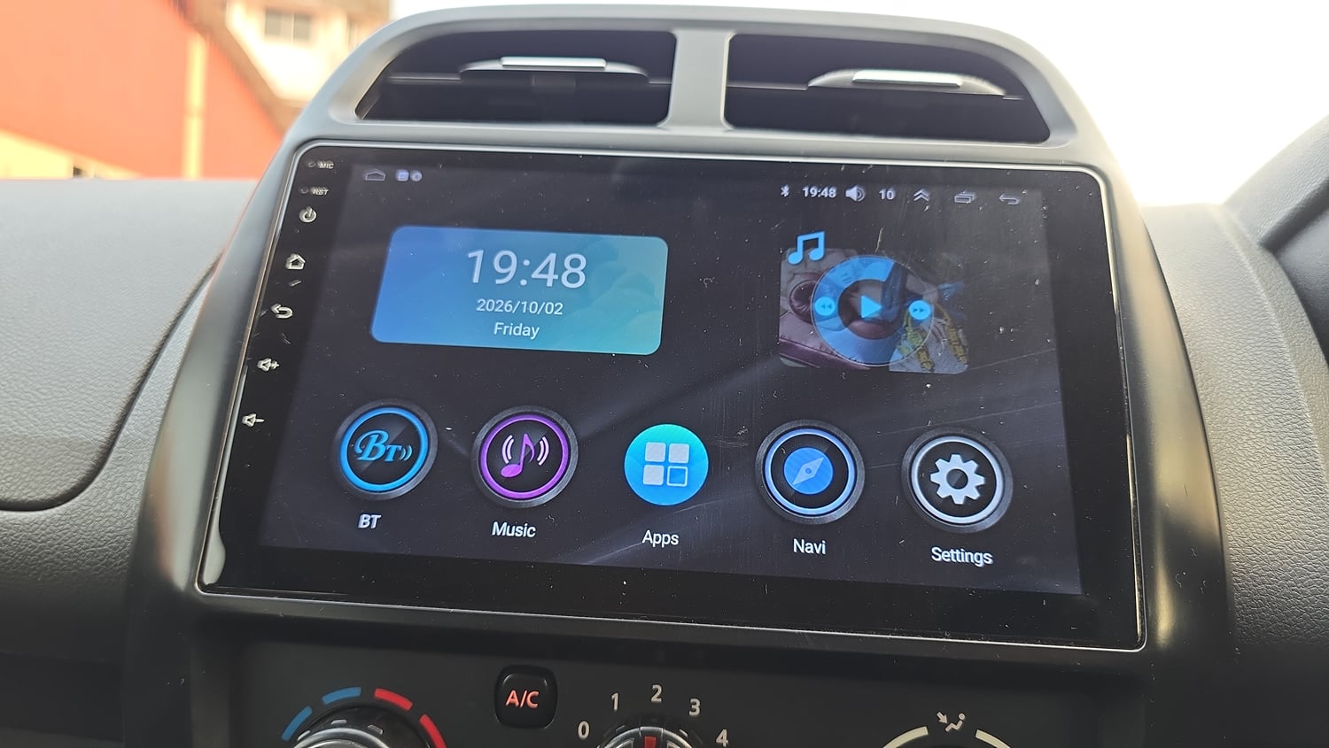 Used 2017 Renault Kwid 1.0 RXT Opt Petrol Manual top_features Touch screen infotainment system