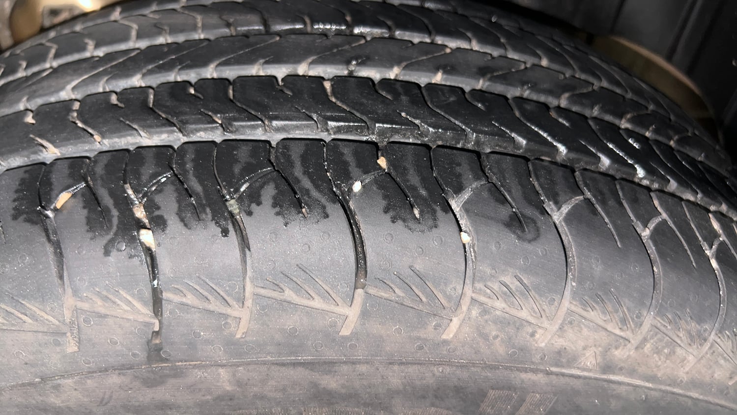 Used 2026 Mahindra XUV 3XO AX5 1.2 Petrol AT Petrol Automatic tyres LEFT REAR TYRE TREAD VIEW