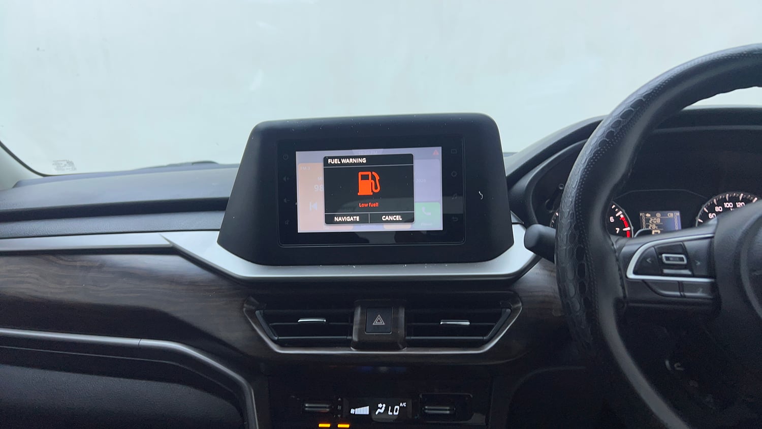Used 2022 Maruti Suzuki Brezza Vxi AT Petrol Automatic top_features Touch screen infotainment system