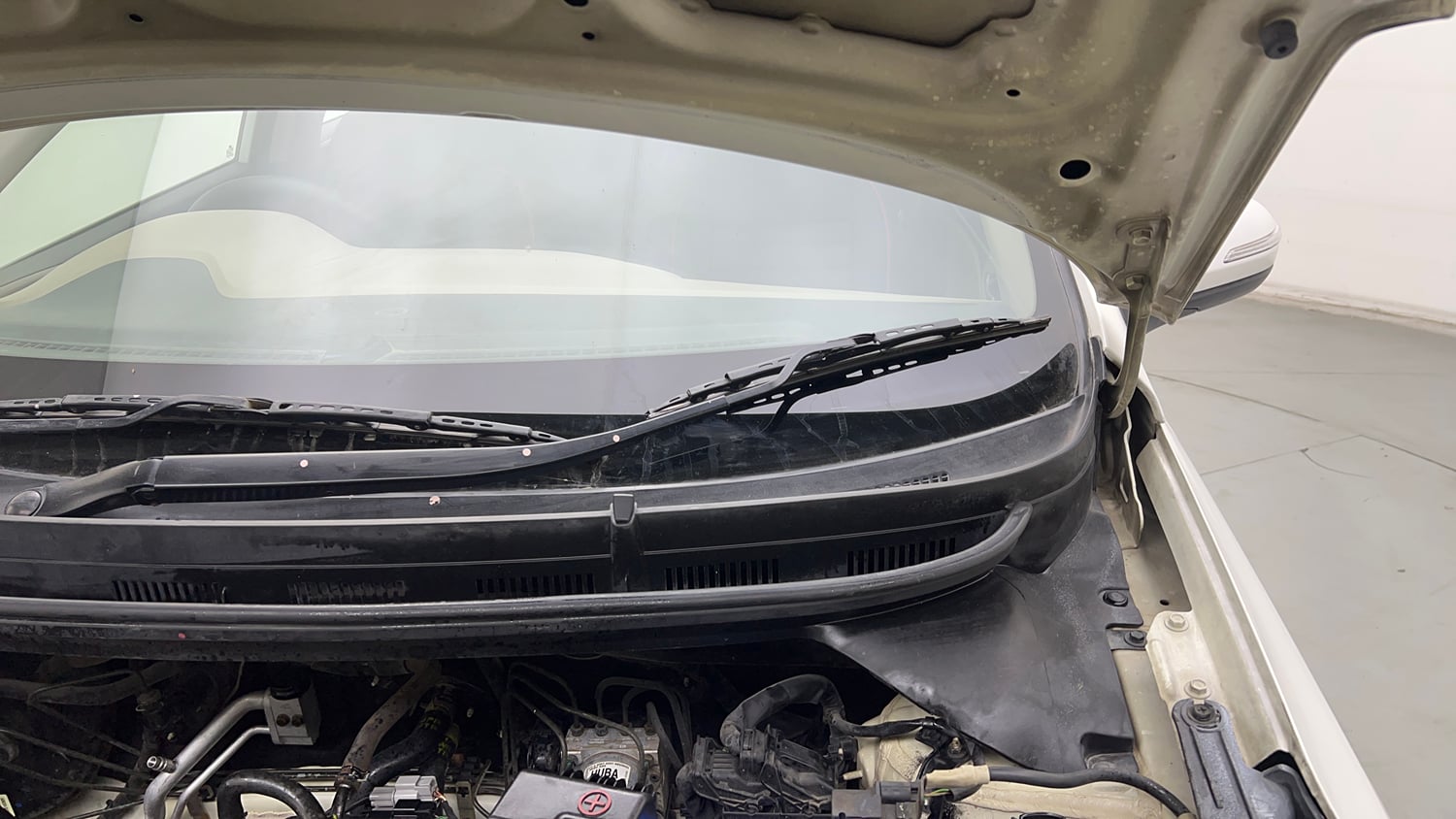 Used 2016 Hyundai Elite i20 Sportz 1.2 Petrol Manual engine ENGINE LEFT SIDE HINGE & APRON VIEW