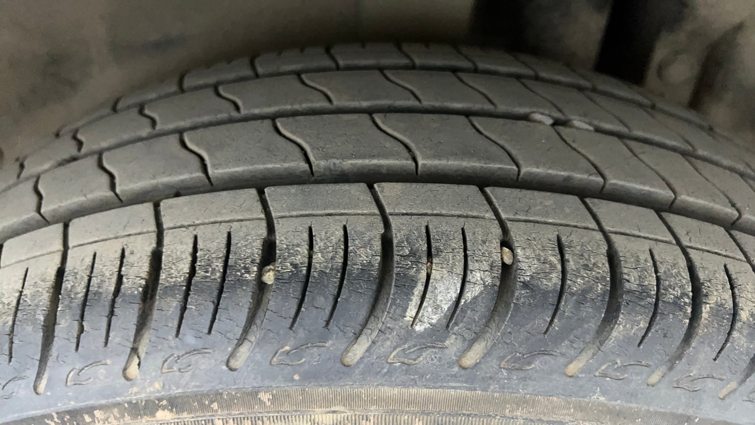 Used 2015 Maruti Suzuki Swift ZXi Petrol Manual tyres LEFT REAR TYRE TREAD VIEW