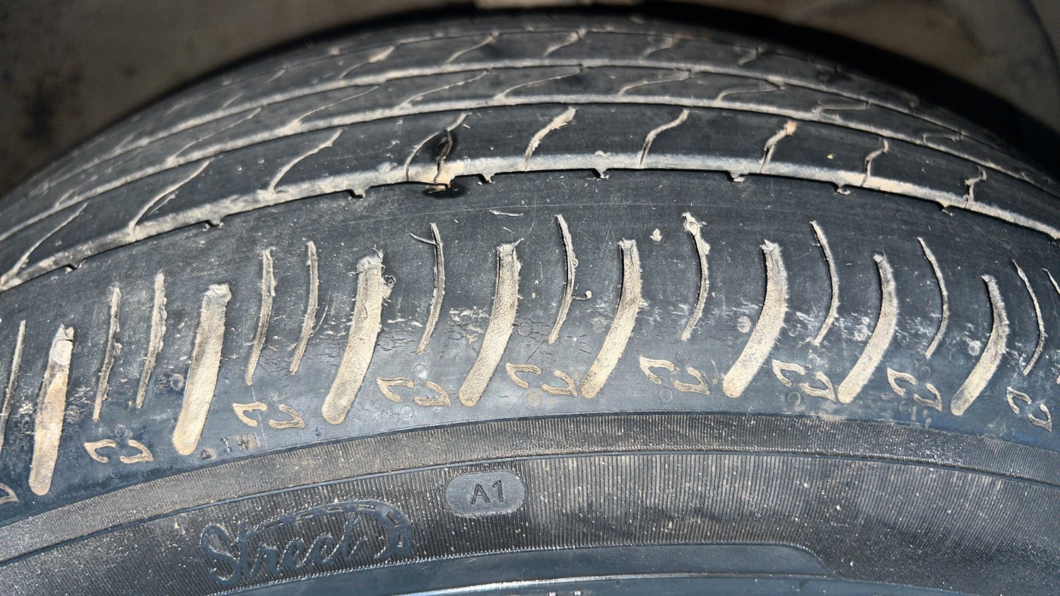 Used 2023 Maruti Suzuki XL6 Alpha Plus MT Petrol Petrol Manual tyres RIGHT FRONT TYRE TREAD VIEW