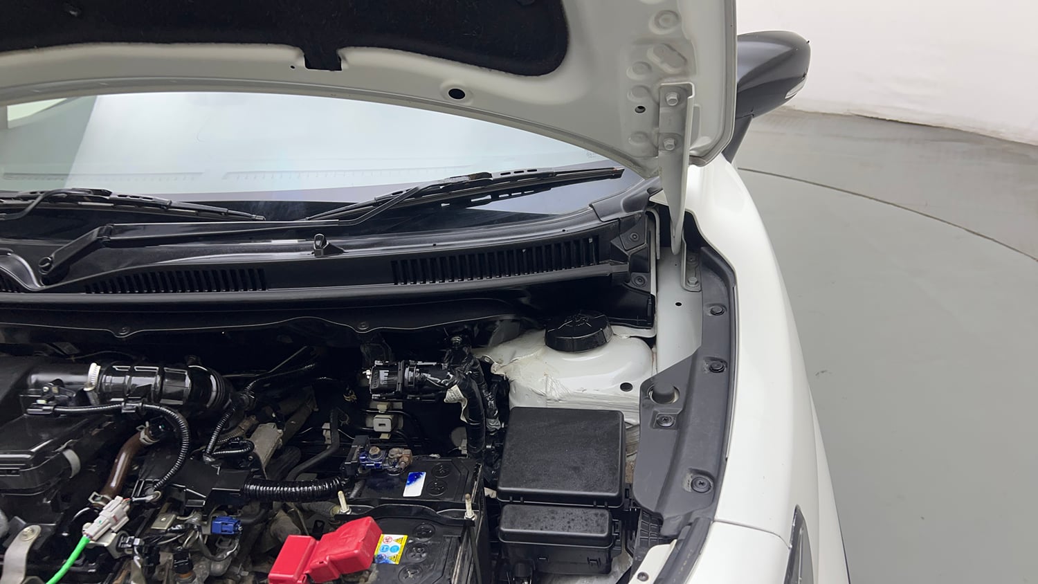 Used 2023 Maruti Suzuki Fronx Delta Plus 1.2L MT Petrol Manual engine ENGINE LEFT SIDE HINGE & APRON VIEW