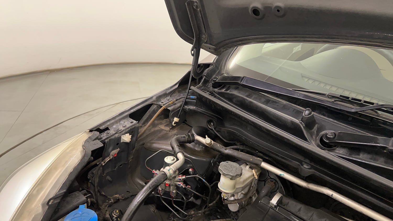 Used 2016 Maruti Suzuki Celerio VXi AMT Petrol Automatic engine ENGINE RIGHT SIDE HINGE & APRON VIEW