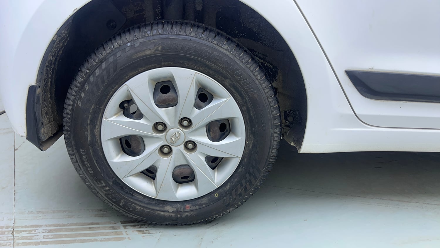 Used 2015 Hyundai Elite i20 Sportz 1.2 Petrol Manual tyres RIGHT REAR TYRE RIM VIEW