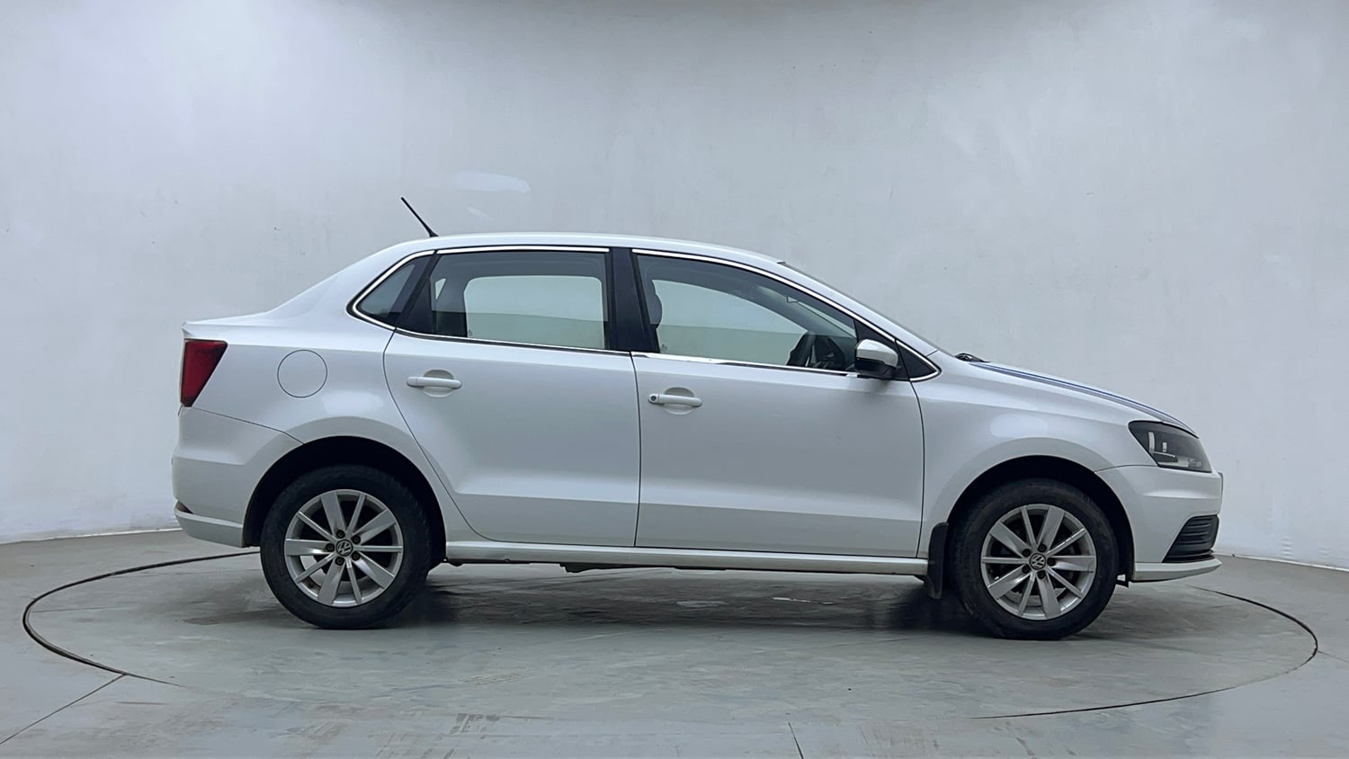 Used 2018 Volkswagen Ameo Comfortline 1.2L (P) Petrol Manual exterior RIGHT SIDE VIEW