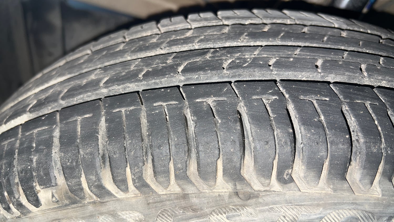 Used 2021 Maruti Suzuki Swift VXi Petrol Manual tyres LEFT FRONT TYRE TREAD VIEW