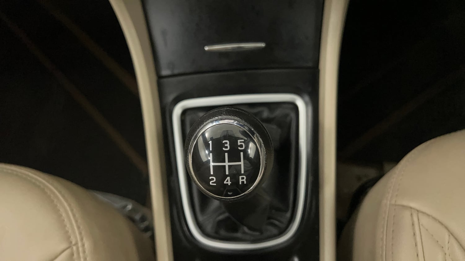 Used 2023 Maruti Suzuki Ciaz Zeta 1.5 Petrol Manual interior GEAR  KNOB VIEW