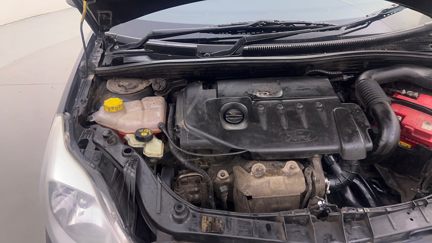 Used 2013 Ford Figo Duratorq Diesel ZXI 1.4 Diesel Manual engine ENGINE RIGHT SIDE HINGE & APRON VIEW
