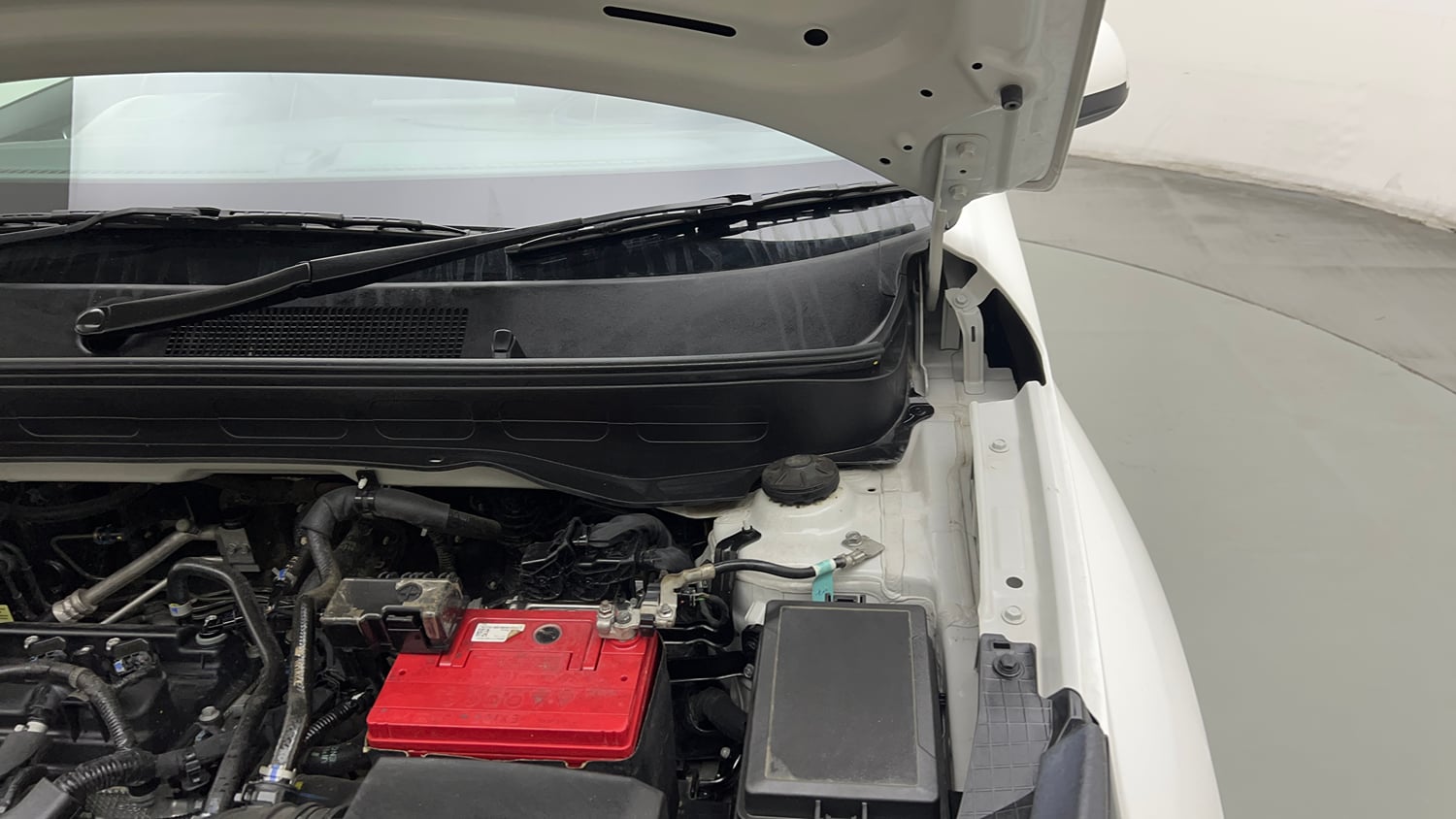 Used 2022 Hyundai Venue SX 1.2 Petrol Petrol Manual engine ENGINE LEFT SIDE HINGE & APRON VIEW
