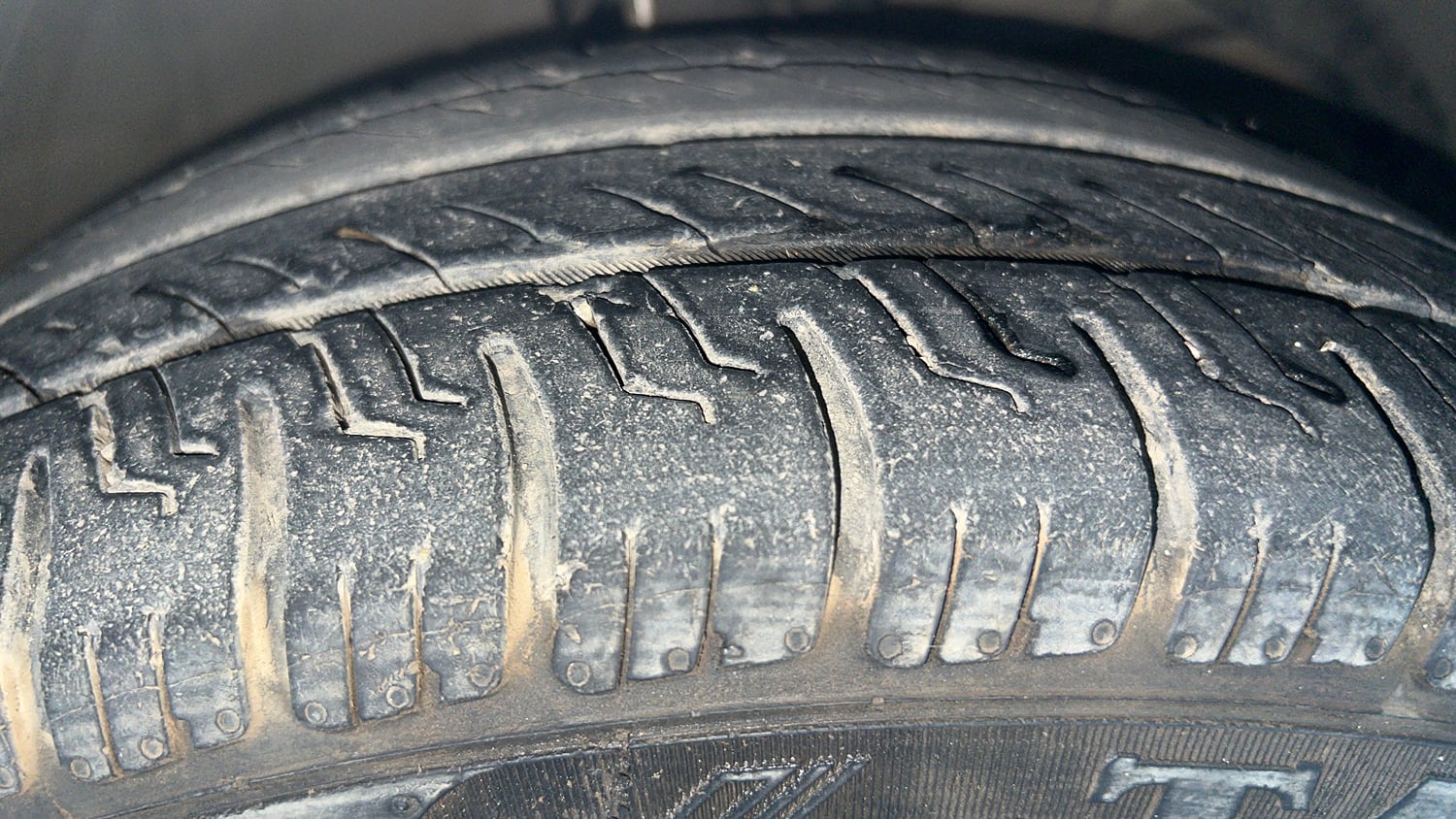 Used 2018 Maruti Suzuki Swift ZXi AMT Petrol Automatic tyres RIGHT FRONT TYRE TREAD VIEW