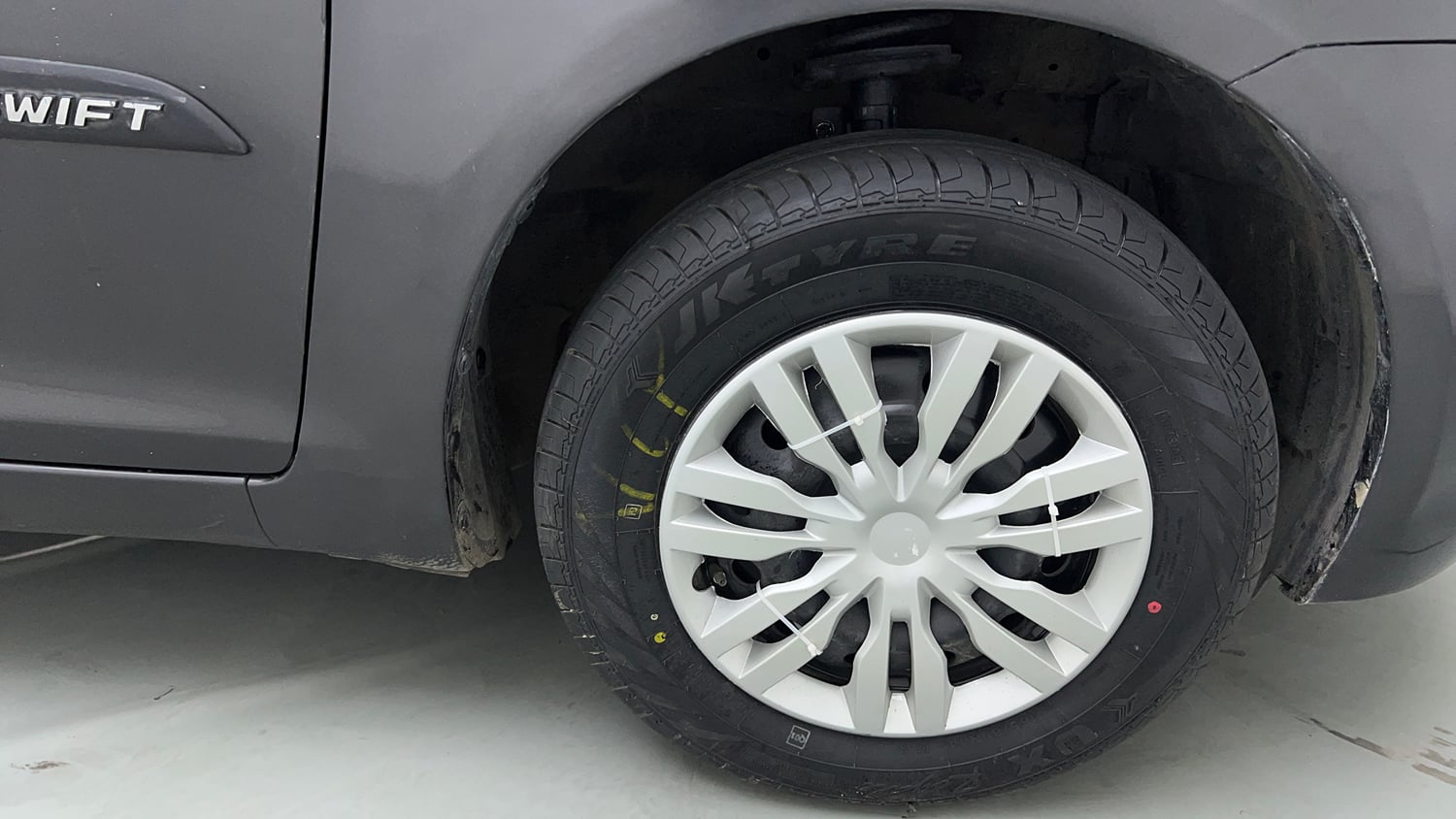 Used 2015 Maruti Suzuki Swift VXi Petrol Manual tyres RIGHT FRONT TYRE RIM VIEW