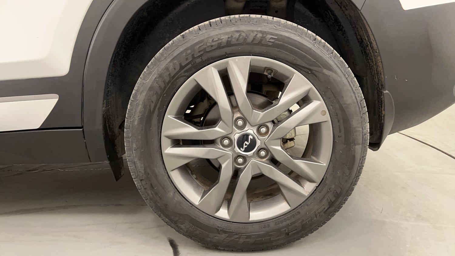 Used 2022 kia Seltos HTX 1.5 IVT Petrol Automatic tyres LEFT REAR TYRE RIM VIEW