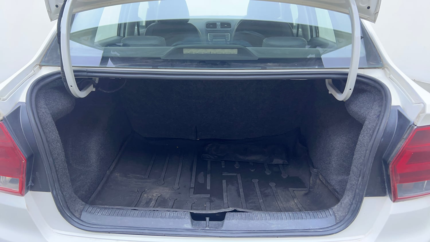 Used 2018 Volkswagen Ameo Comfortline 1.2L (P) Petrol Manual interior DICKY INSIDE VIEW