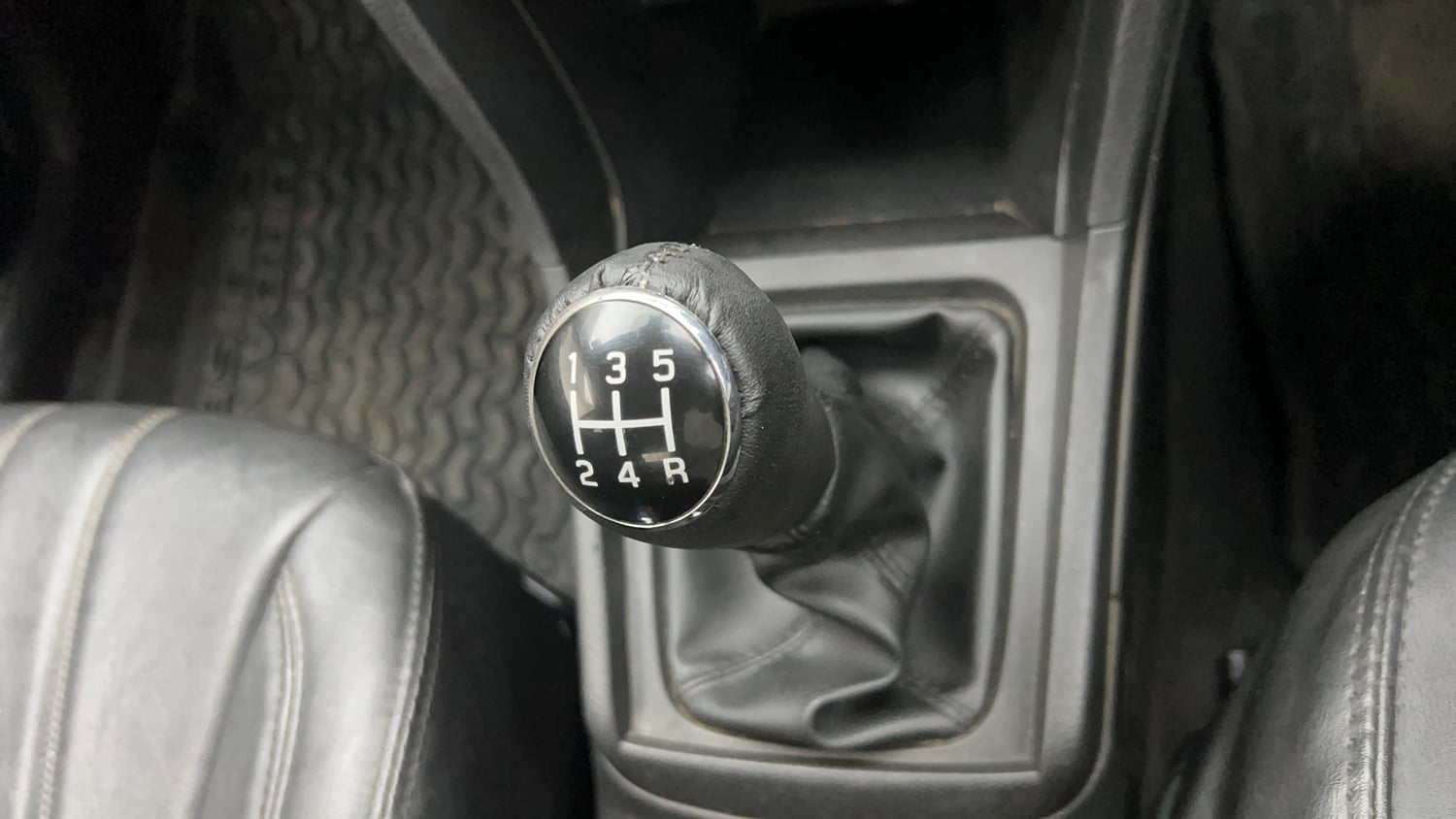 Used 2022 Toyota Urban Cruiser Premium Grade MT Petrol Manual interior GEAR  KNOB VIEW
