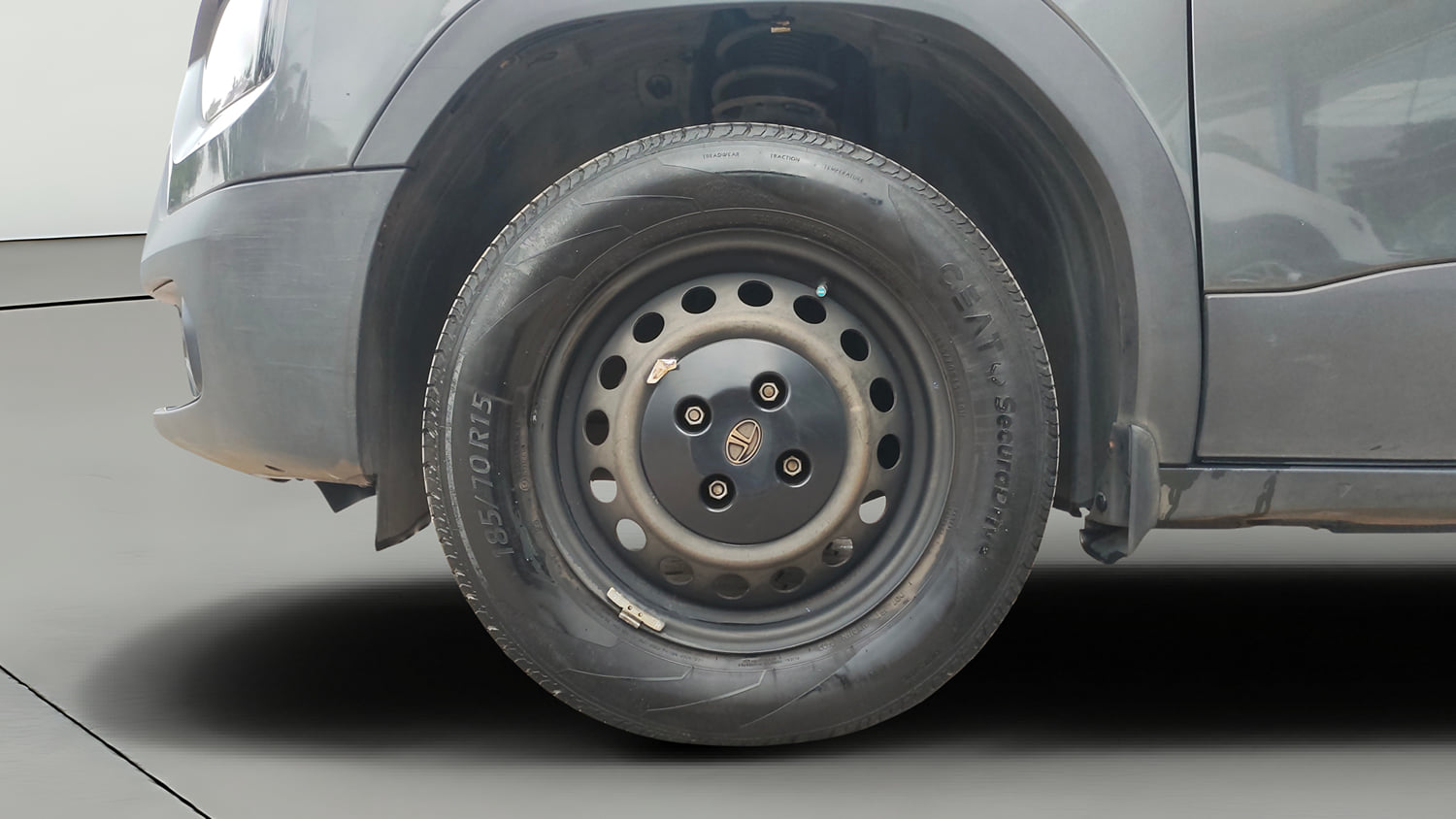 Used 2023 Tata Punch Pure MT Petrol Manual tyres LEFT FRONT TYRE RIM VIEW