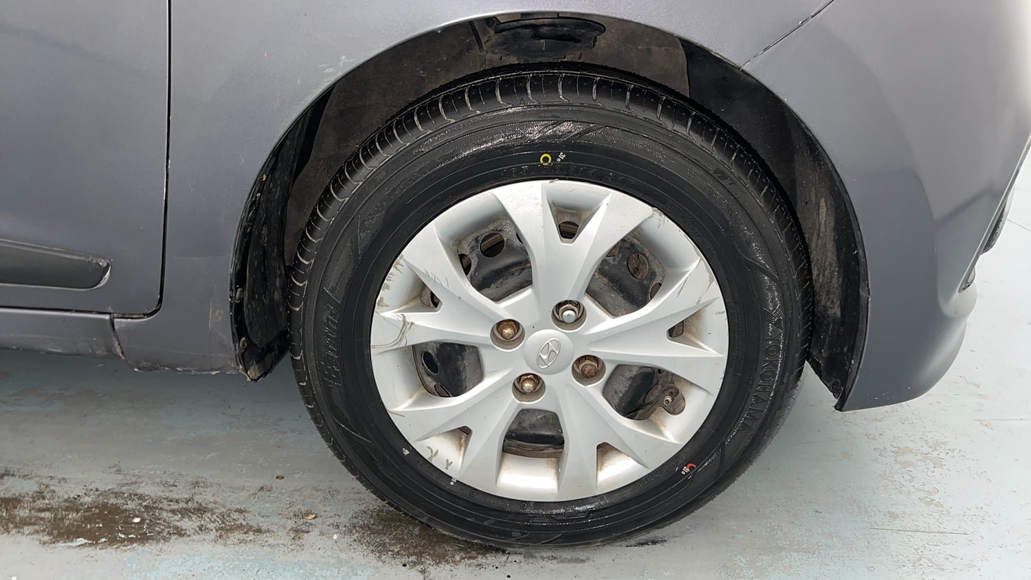 Used 2015 Hyundai Grand i10 Sportz 1.2 Kappa VTVT Petrol Manual tyres RIGHT FRONT TYRE RIM VIEW