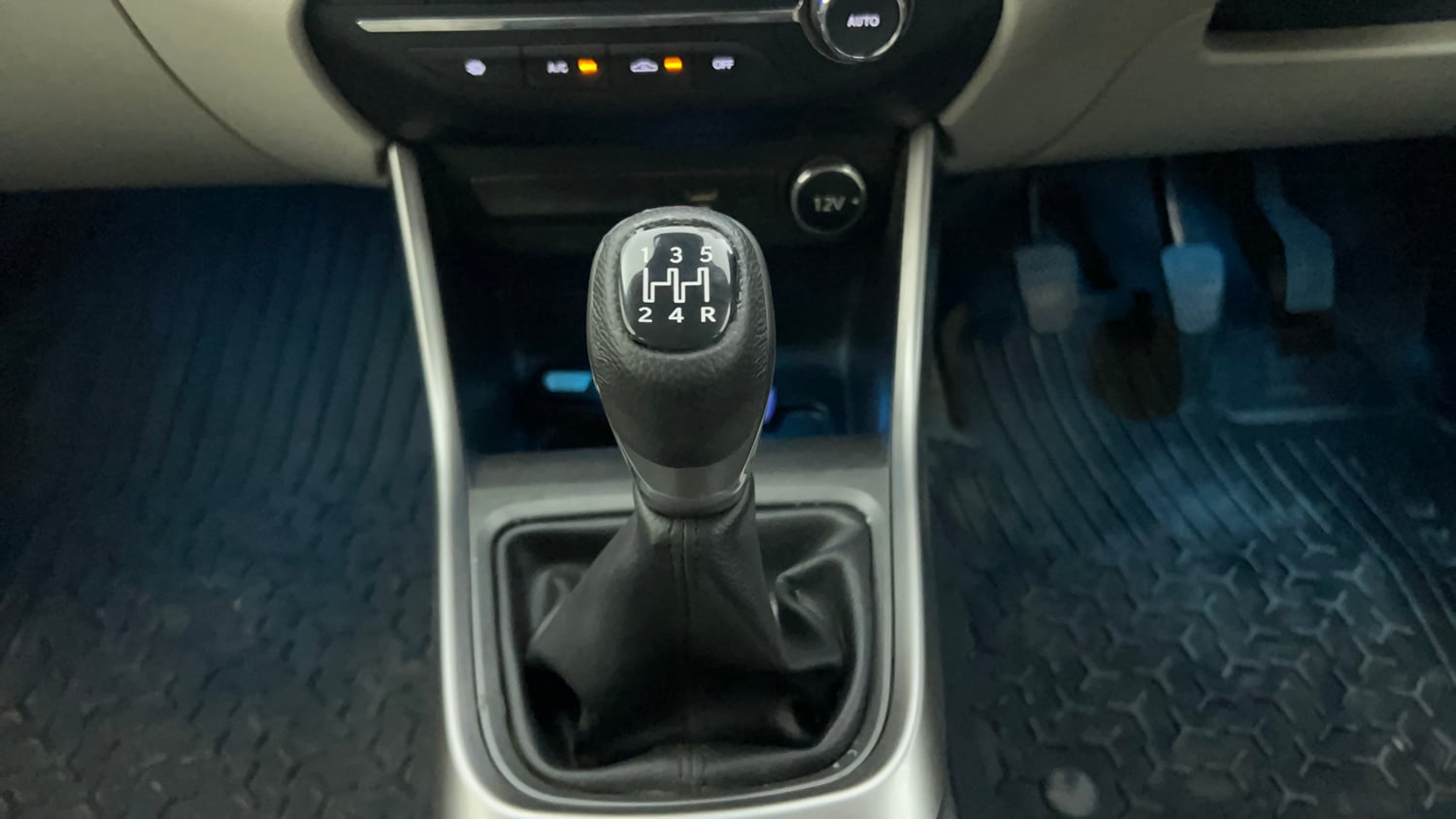 Used 2022 Tata Altroz XZ Plus Petrol+CNG (Outside Fitted) Cng Manual interior GEAR  KNOB VIEW