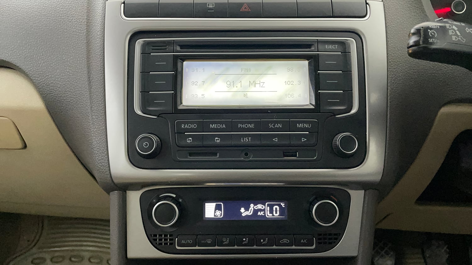 Used 2015 Volkswagen Vento Highline Petrol Petrol Manual interior MUSIC SYSTEM & AC CONTROL VIEW