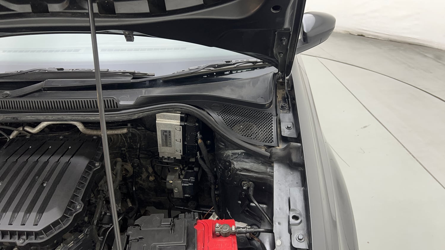 Used 2019 Volkswagen Polo CUP Edition Petrol Petrol Manual engine ENGINE LEFT SIDE HINGE & APRON VIEW