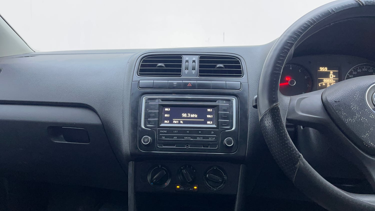 Used 2020 Volkswagen Polo Comfortline Plus 1.0L MPI Petrol Manual interior MUSIC SYSTEM & AC CONTROL VIEW