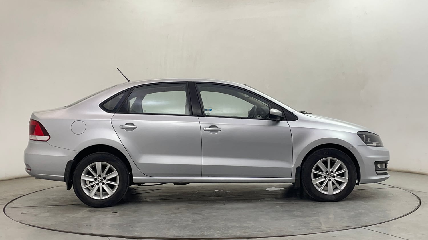 Used 2015 Volkswagen Vento Highline Petrol Petrol Manual exterior RIGHT SIDE VIEW