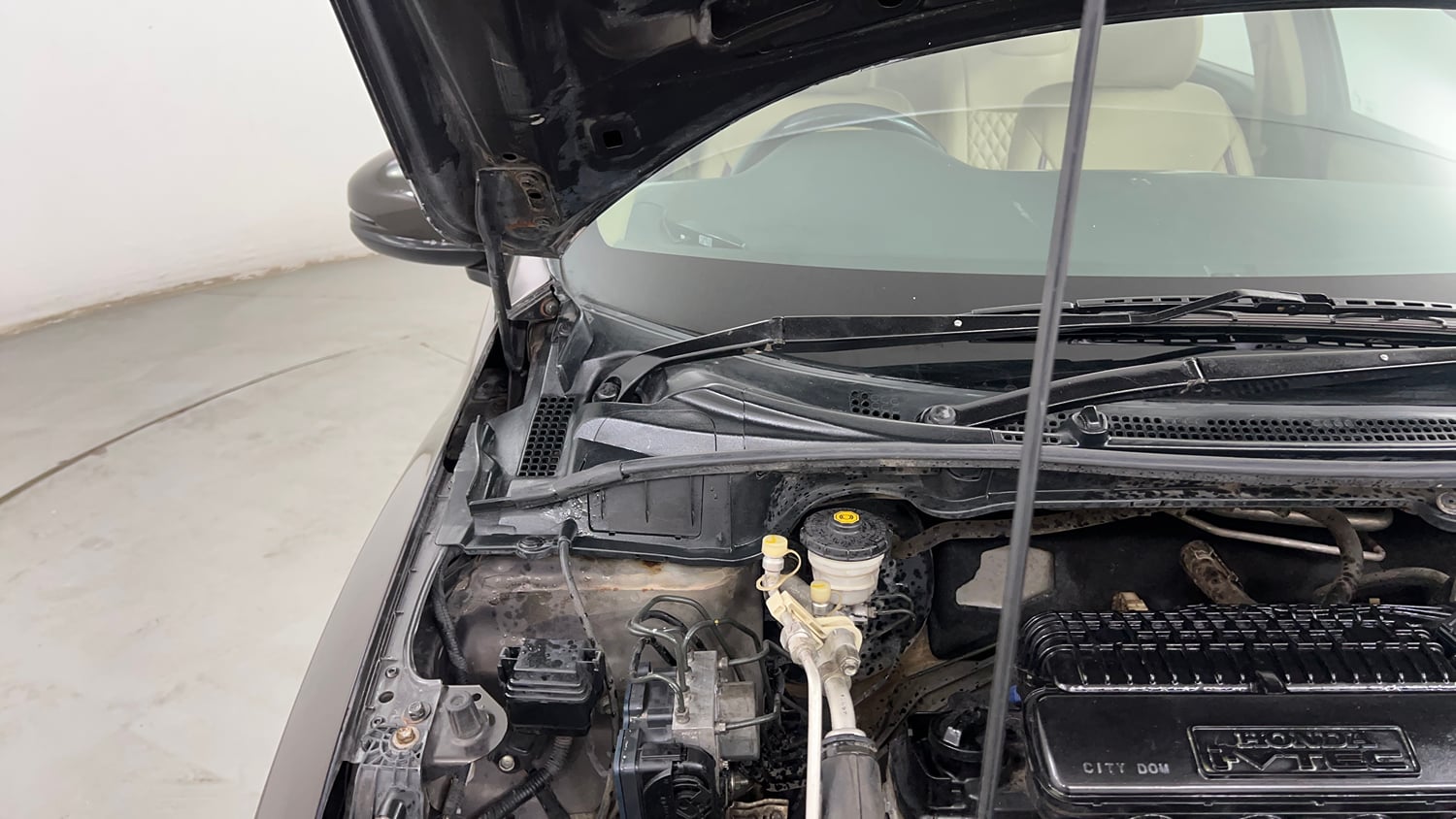Used 2014 Honda City VX CVT Petrol Automatic engine ENGINE RIGHT SIDE HINGE & APRON VIEW