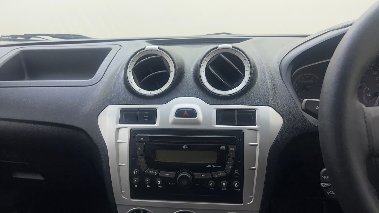 Used 2013 Ford Figo Duratorq Diesel ZXI 1.4 Diesel Manual top_features Integrated (in-dash) music system