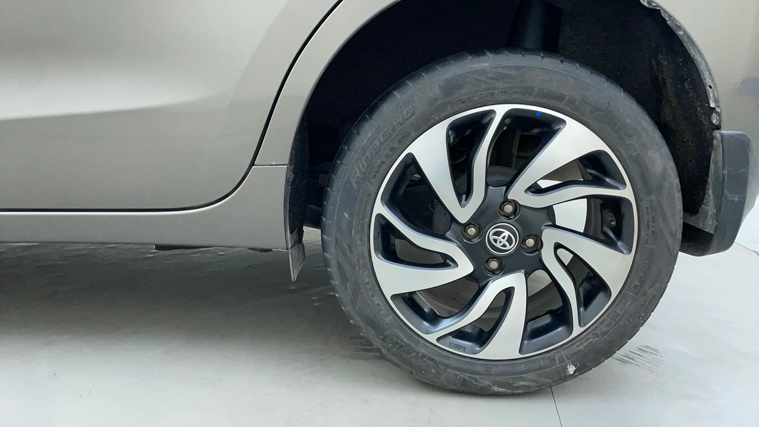Used 2022 Toyota Glanza V CVT Petrol Automatic tyres LEFT REAR TYRE RIM VIEW