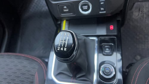 Used 2023 Renault Kiger RXZ Turbo MT Dual Tone Petrol Manual interior GEAR  KNOB VIEW