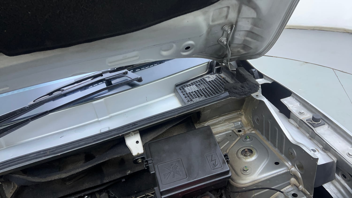 Used 2019 Renault Kwid 1.0 RXT AMT Opt Petrol Automatic engine ENGINE LEFT SIDE HINGE & APRON VIEW