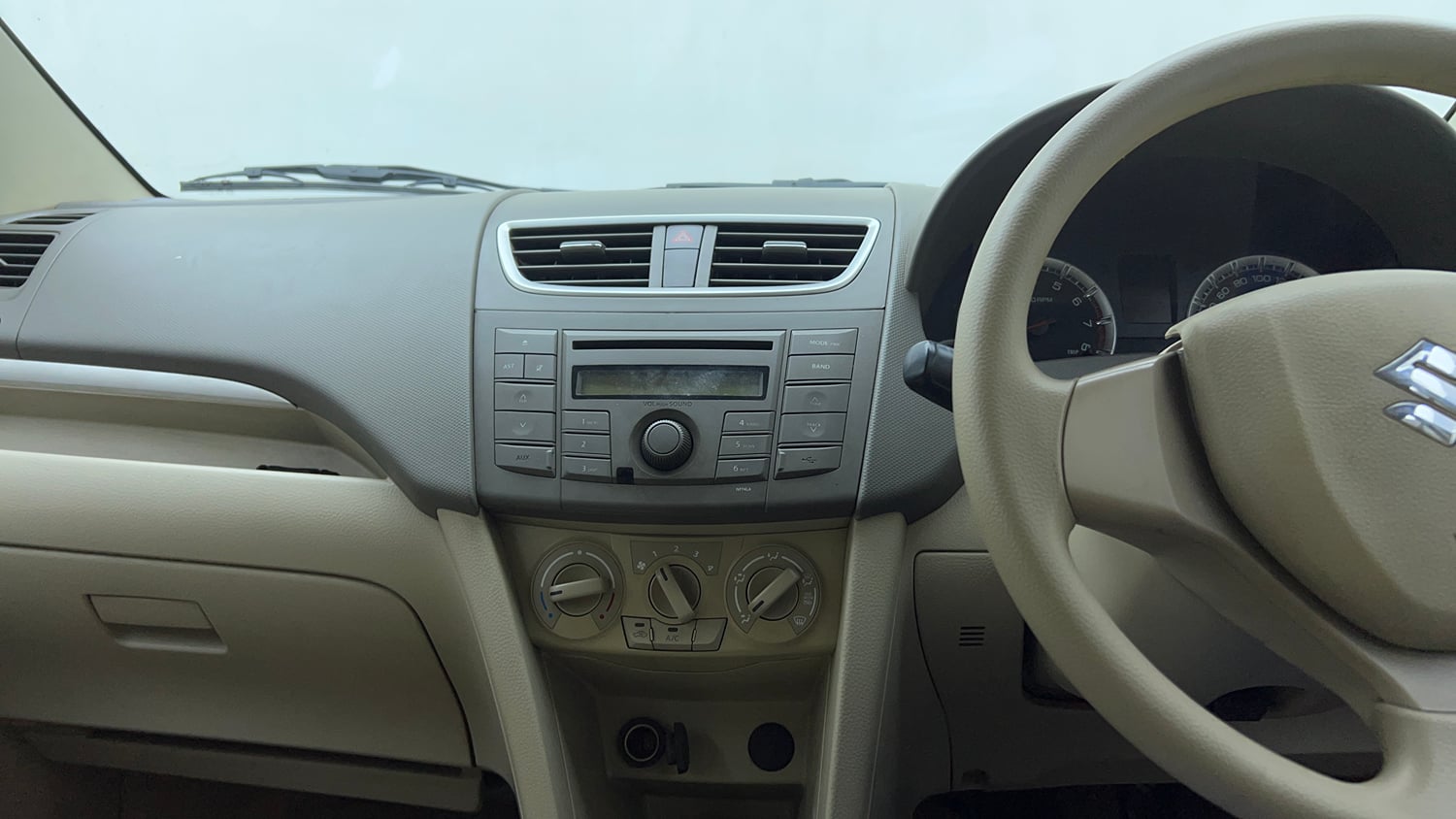 Used 2013 Maruti Suzuki Ertiga Vxi Petrol Manual top_features Integrated (in-dash) music system