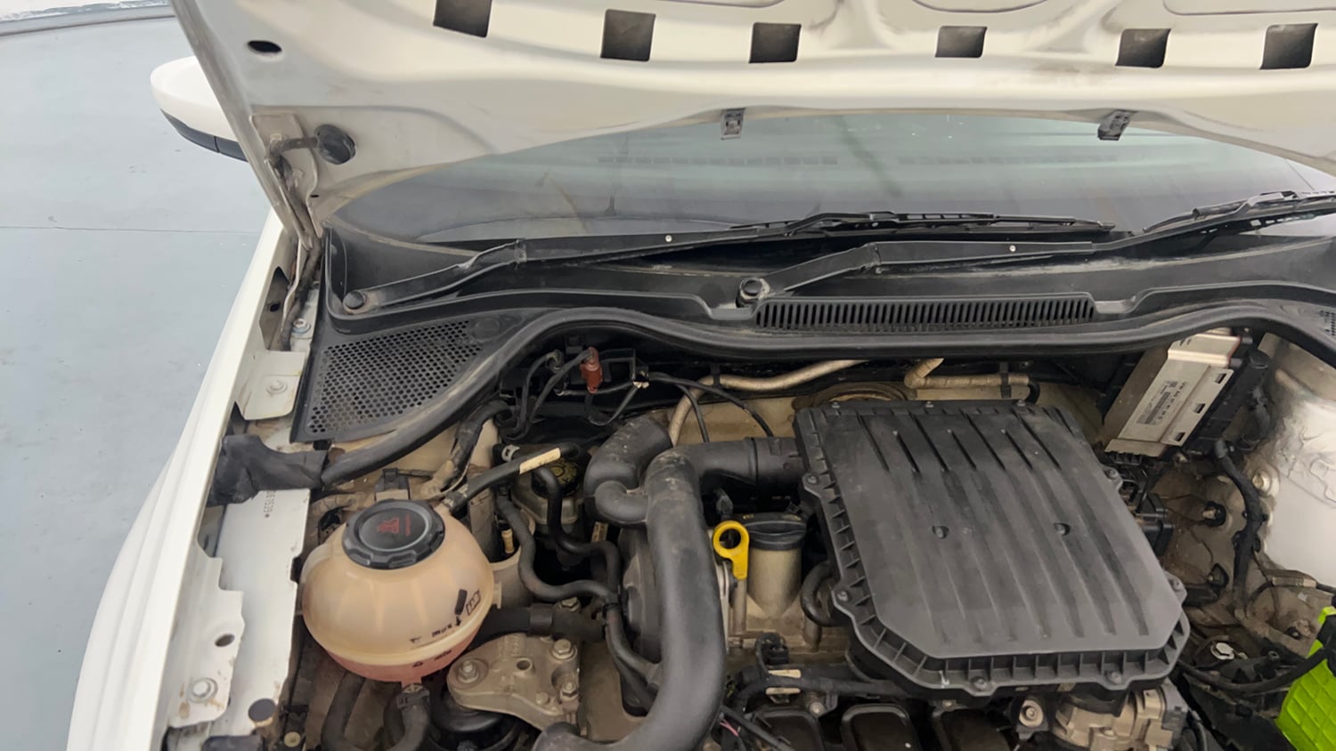 Used 2019 Volkswagen Polo Highline Plus 1.0 (P) Petrol Manual engine ENGINE RIGHT SIDE HINGE & APRON VIEW