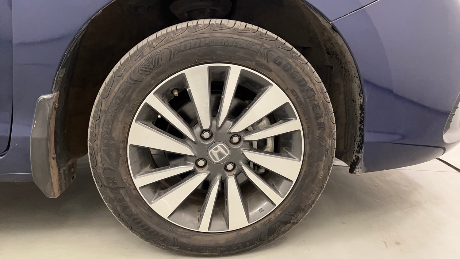 Used 2024 Honda City V Petrol CVT Petrol Automatic tyres RIGHT FRONT TYRE RIM VIEW