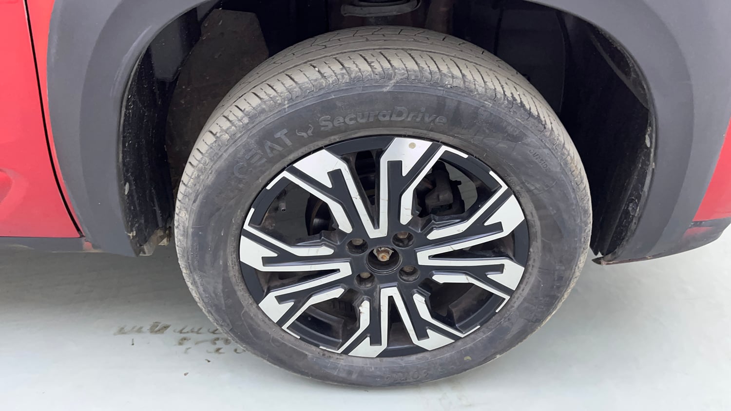 Used 2022 Renault Kiger RXZ Turbo CVT Petrol Automatic tyres RIGHT FRONT TYRE RIM VIEW